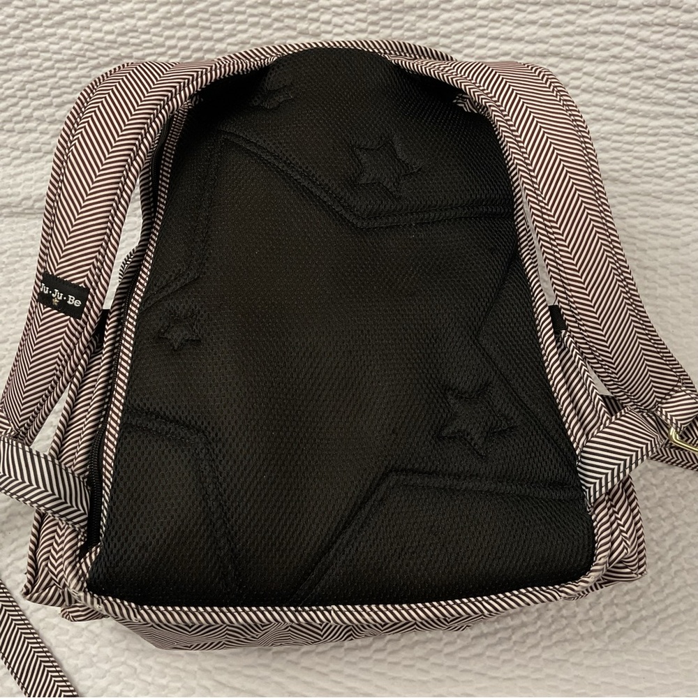 Jujube Be Right Back Chevron Patterned Queen Of T… - image 5